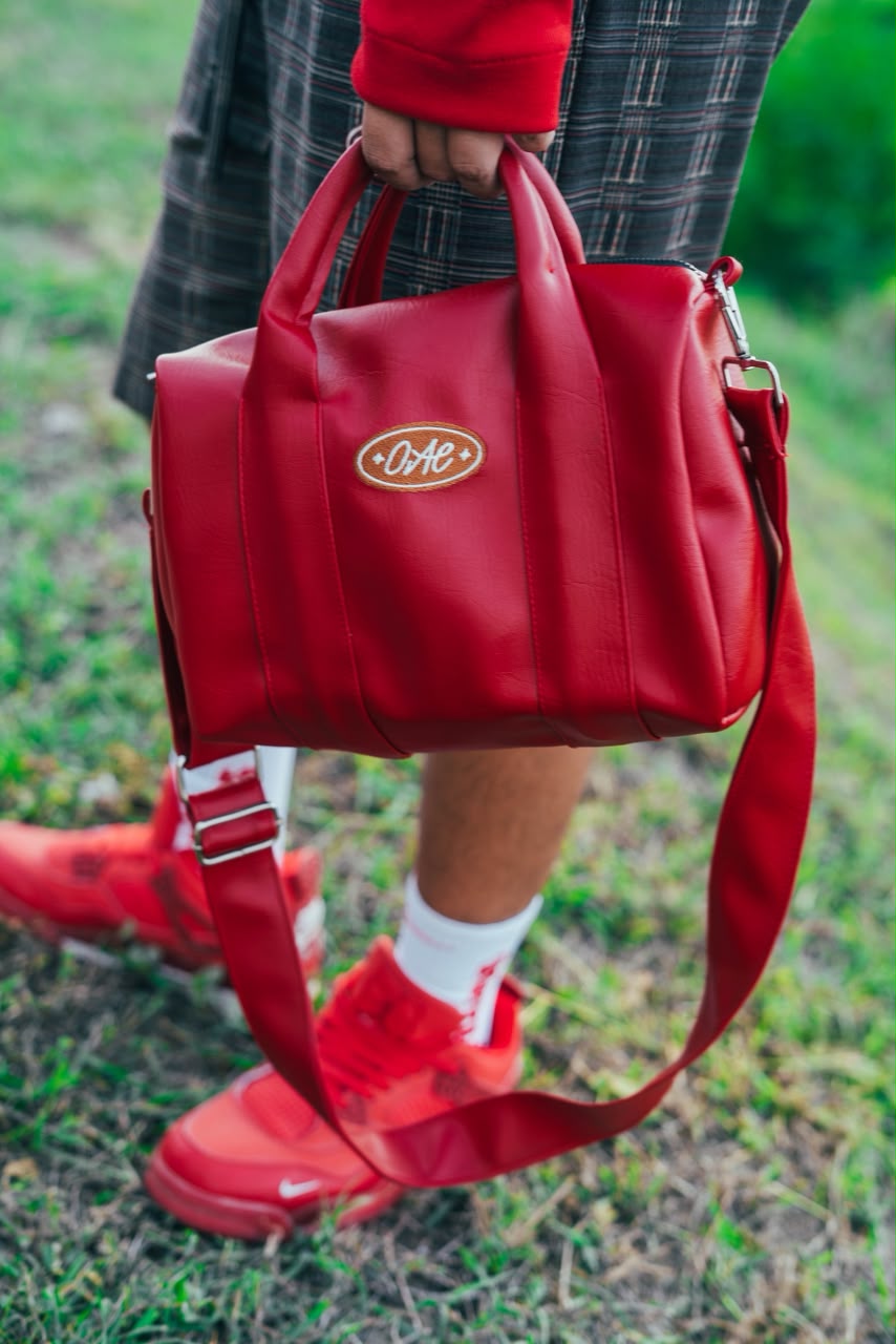 Bag Noir de Osaneli, color Rojo, en uso