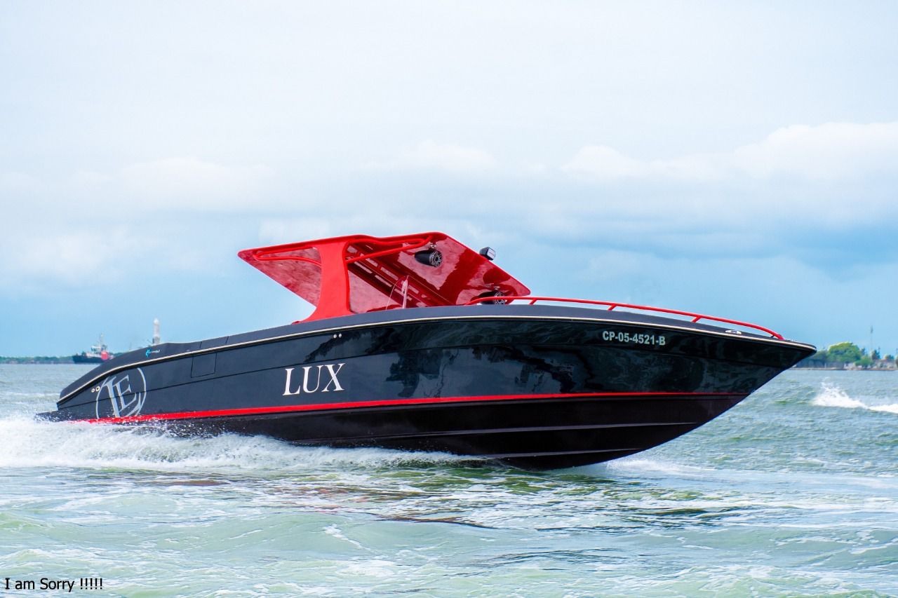 lux-speedboat